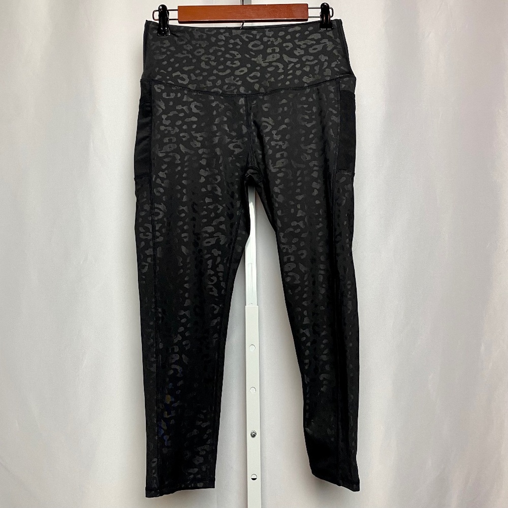 💙5/$15 Legend Womenʻs Black Cheetah Print Shin Length Leggings